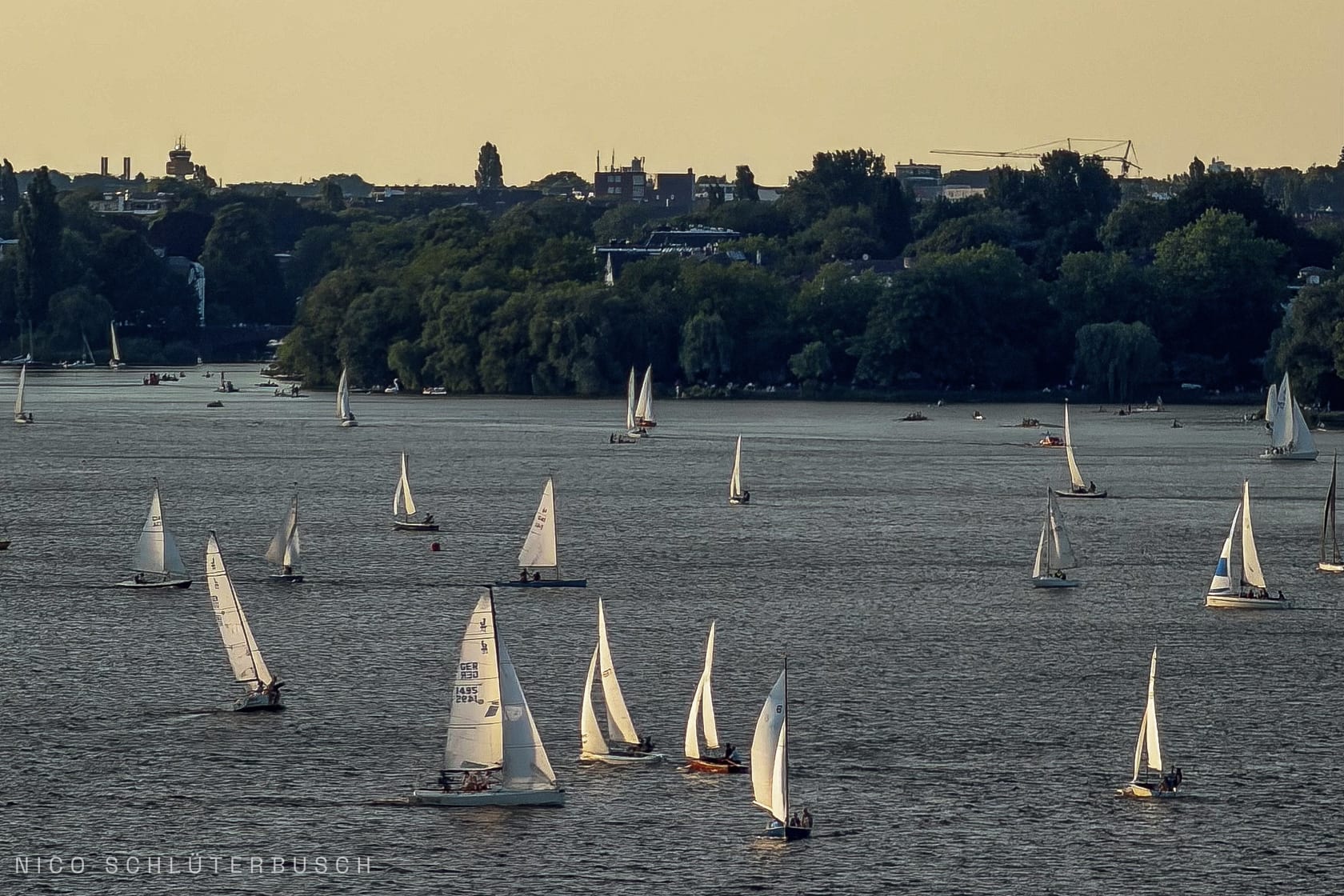 Segelboote auf dem Wasser im warmen Abendlicht