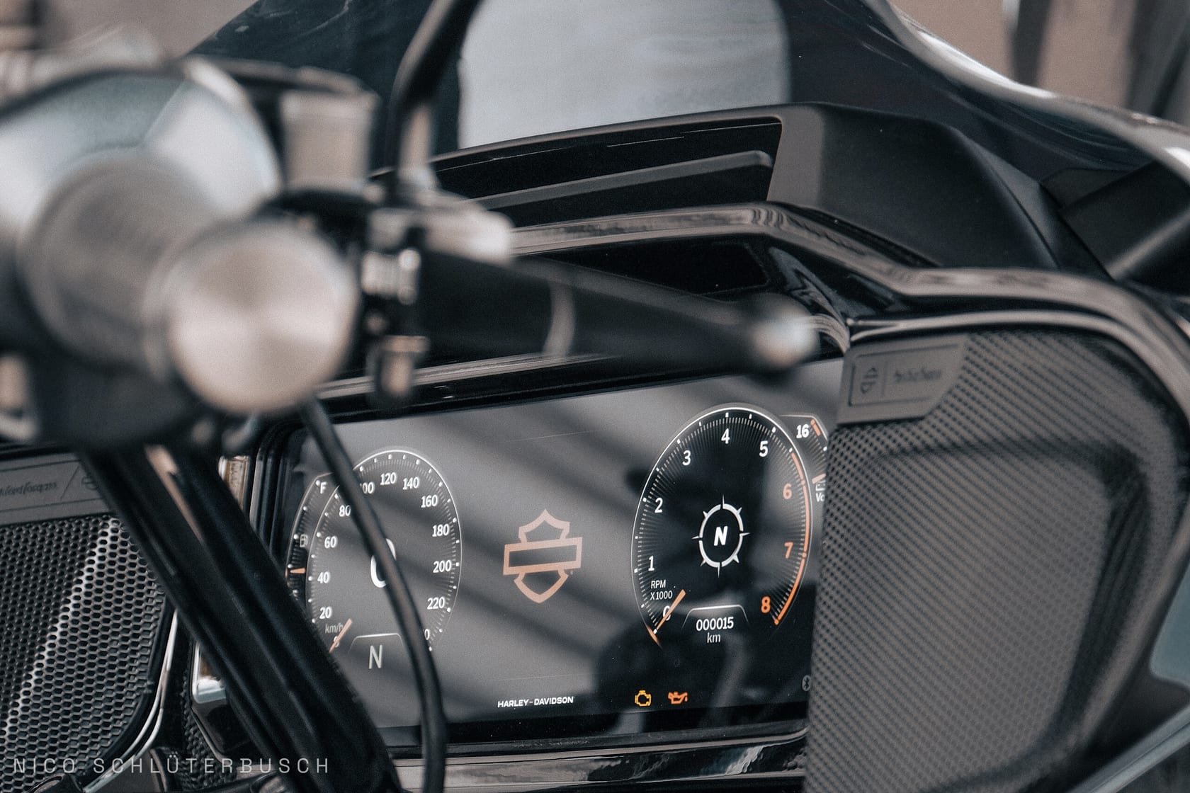 Cockpit-Detail einer Harley-Davidson mit digitalem Display
